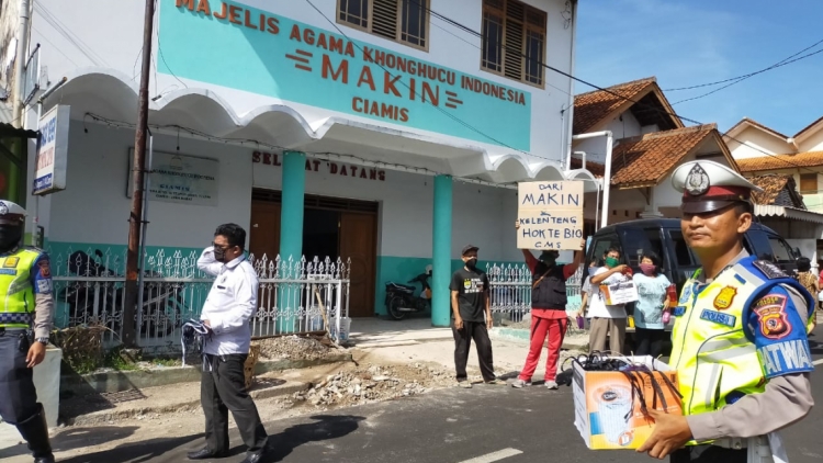 Bakti Sosial MAKIN & Kelenteng Hok Tek Bio Ciamis  dalam ikut menanggulangi dampak sosial Covid 19