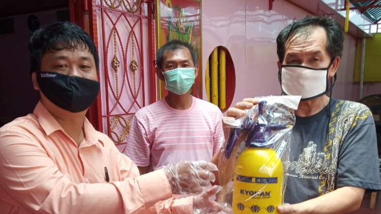 Cegah Penyebaran Covid-19, MATAKIN KOTA JAMBI Berikan Bantuan Kepada Masyarakat Sekitar